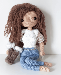 Wzór na lalę na szydełko - schemat amigurumi, zawiera opis krok po kroku wykonania lali z wieloma dodatkami - torebka, buty z futerkiem, realistyczna lala z drucianym stelażem. Wzór pochodzi z książki Szydełkowe lale zawierającej schematy po polsku na szydełko amigurumi.