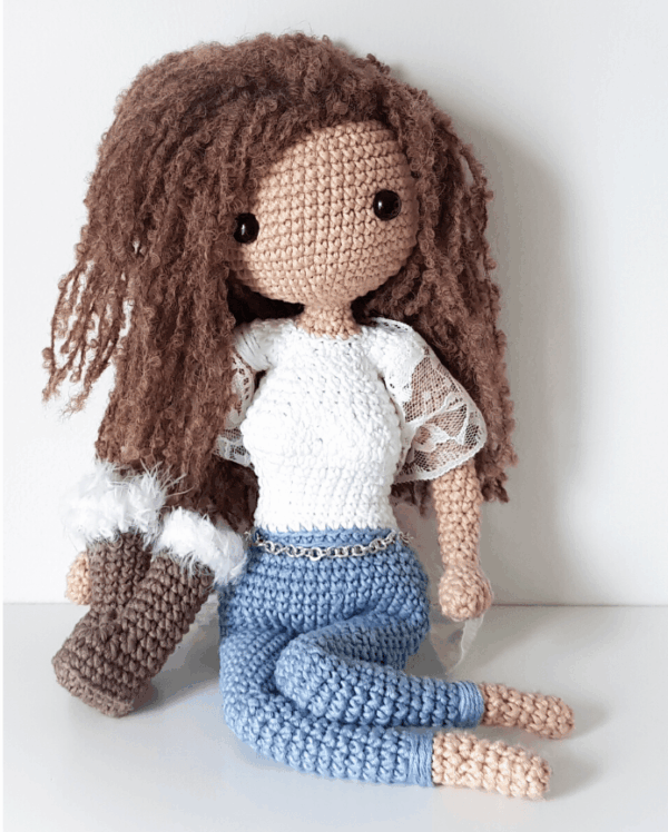 Wzór na lalę na szydełko - schemat amigurumi, zawiera opis krok po kroku wykonania lali z wieloma dodatkami - torebka, buty z futerkiem, realistyczna lala z drucianym stelażem. Wzór pochodzi z książki Szydełkowe lale zawierającej schematy po polsku na szydełko amigurumi.