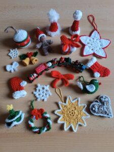 ozdoby na choinkę na szydełku, dekoracje świąteczne szydełkowe, zimowe wzory na choinkę