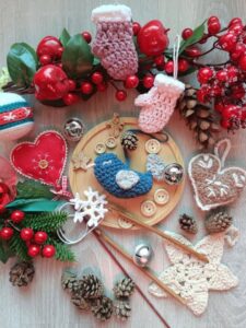 ozdoby na choinkę na szydełku, dekoracje świąteczne szydełkowe, zimowe wzory na choinkę