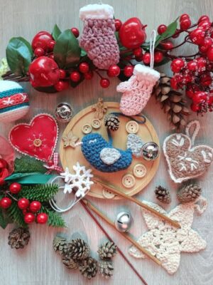 kalendarz ozdoby na choinkę na szydełku, dekoracje świąteczne szydełkowe, zimowe wzory na choinkę