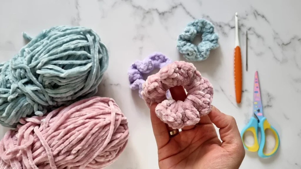 scrunchie szydełkowa frotka wzór opis wykonania dla całkiem początkujących