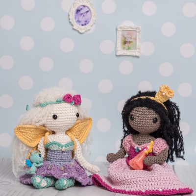 Wróżka Lenka - prosta lala zrobiona na szydełku według wzoru krok po kroku Lulu and Tete, techniką amigurumi. Na zdjęciu jest też księżniczka Alicja, obie lale są dostępne w książce ze wzorami na szydełko: Szydełkowe Lale proste i śliczne - 15 projektów amigurumi