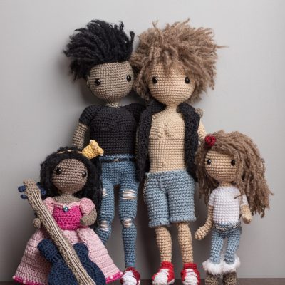 Chłopiec Aleks z gitarą i Niegrzeczny Maks oraz mała Alicja księżniczka i mała Ella - lale wykonane na szydełku