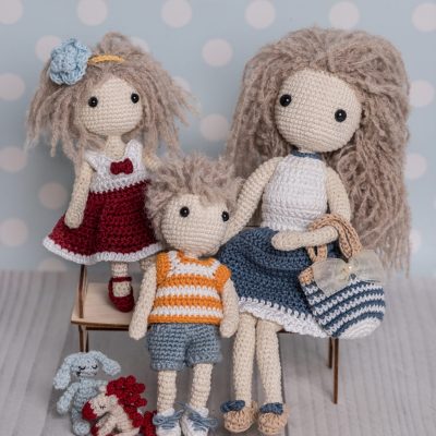 Lale na szydełku: mała Lulu, mały Tete, króliczek i konik pony, wraz ze swoją szydełkową mamą Emilią, lalą w sukience